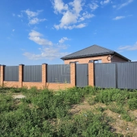 Новый кирпичный дом в районе Ледового дворца, угловой участок.