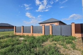 Новый кирпичный дом в районе Ледового дворца, угловой участок.