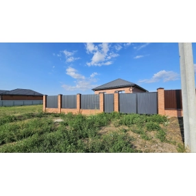 Новый кирпичный дом в районе Ледового дворца, угловой участок.